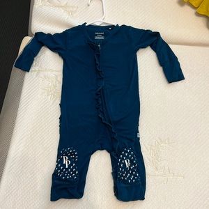 EUC AUTHENTIC POSH PEANUT RUFFLED BUTT FOOTED ZIP UP